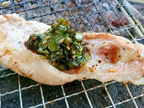 誰でも超～簡単♪豚バラ肉にニラ醤油を乗せて